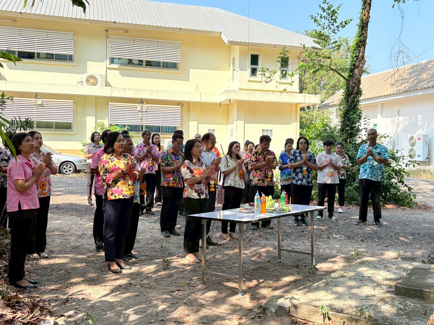 title - ส.ป.ก. ยโสธร จัดพิธีเจริญพระพุทธมนต์ทำบุญถวายภัตตาหารเพลแด่พระสงฆ์ พิธีสักการะศาลเจ้าที่และสิ่งศักดิ์สิทธิ์ประจำสำนักงาน เนื่องในเทศกาลวันขึ้นปีใหม่ไทย